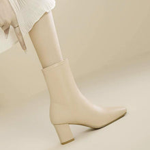 Women's Petite Feet Side Zipper Chunky Heel Boots MS395
