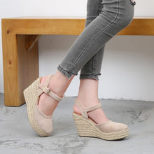 Women's Small Size Closed Toe Wege Heels DS196
