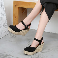 Women's Small Size Closed Toe Wege Heels DS196